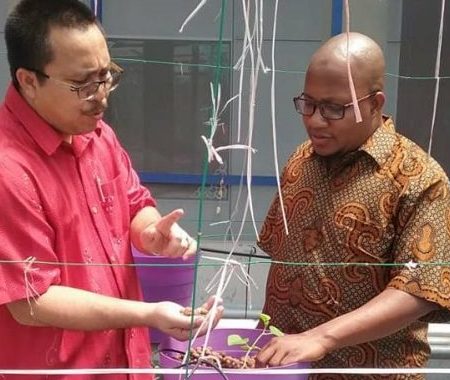 Dr Ibrahim Bulushi with the founder of International Centre for Youth